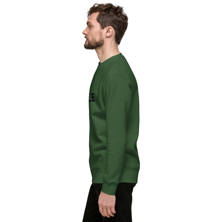 Sudadera MILLE Origin LS de color verde bosque con logo MILLE en el pecho. Vista del perfil izquierdo con modelo.