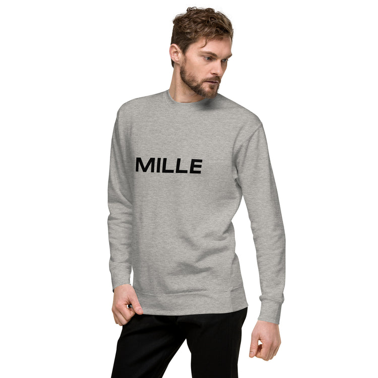 Sudadera MILLE Origin LS de color gris carbón con logo MILLE en el pecho. Vista frontal con modelo posando.