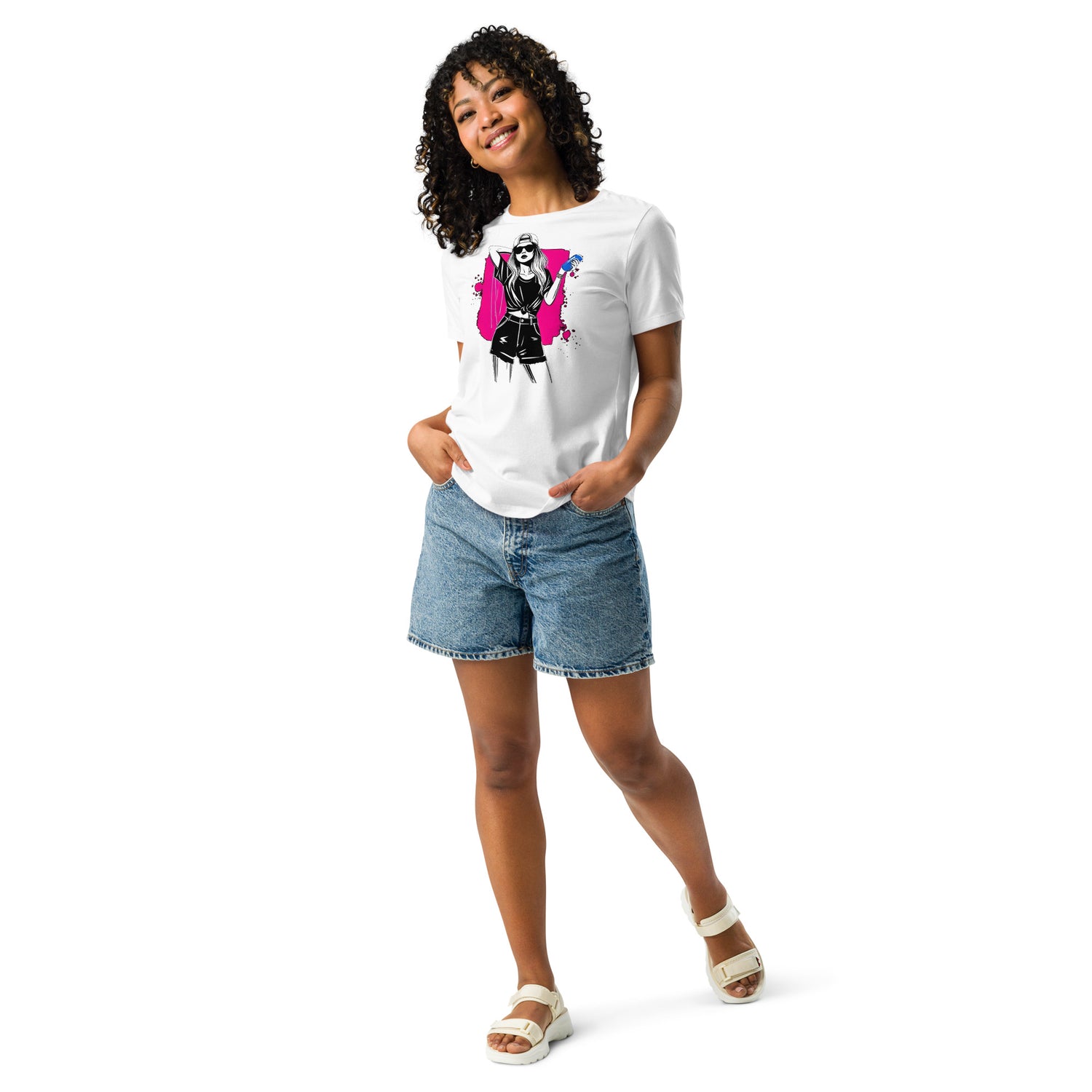 Camiseta MILLE Ink Riot de color blanco con diseño de chica urbana sobre mancha de tinta fucsia. Vista frontal con modelo de cuerpo entero.```