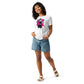 Camiseta MILLE Ink Riot de color blanco con diseño de chica urbana sobre mancha de tinta fucsia. Vista frontal con modelo de cuerpo entero.```