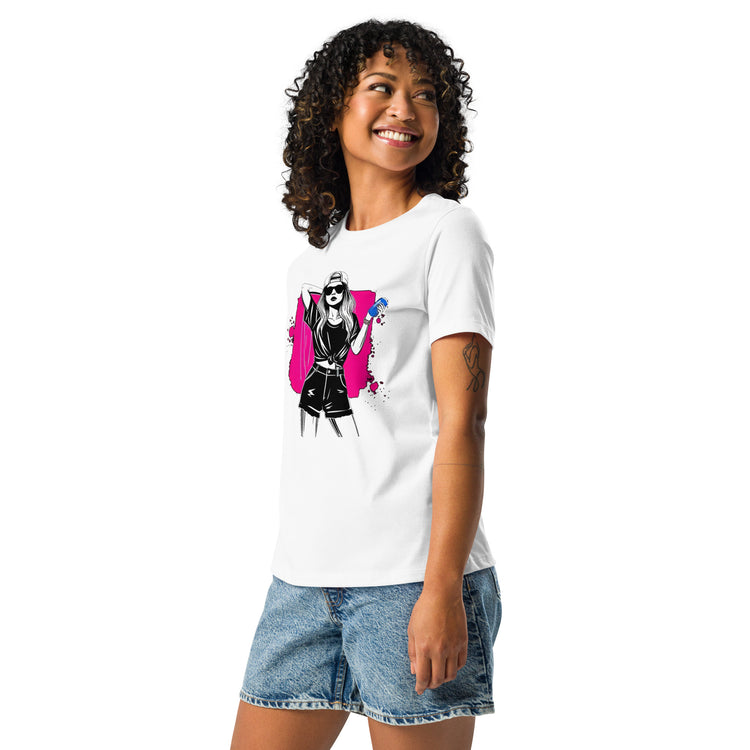 Camiseta MILLE Ink Riot de color blanco con diseño de chica urbana sobre mancha de tinta fucsia. Vista del perfil izquierdo con modelo.
