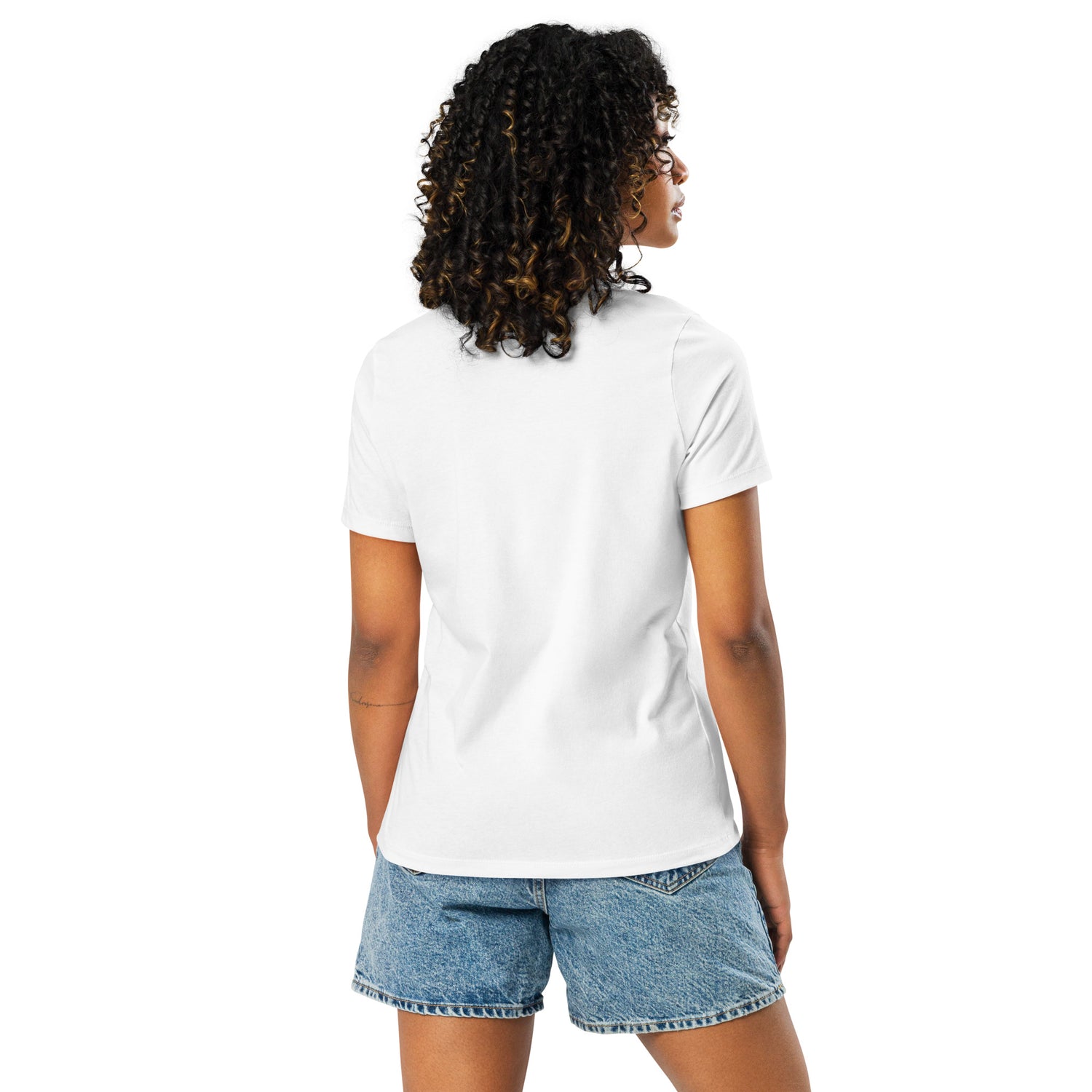 Camiseta MILLE Ink Riot de color blanco. Vista trasera con modelo de cuerpo entero.