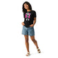 Camiseta MILLE Ink Riot de color negro con diseño de chica urbana sobre mancha de tinta fucsia. Vista frontal con modelo de cuerpo entero.