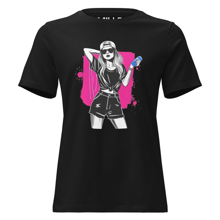 Camiseta MILLE Ink Riot de color negro con diseño de chica urbana sobre mancha de tinta fucsia. Vista frontal del producto.