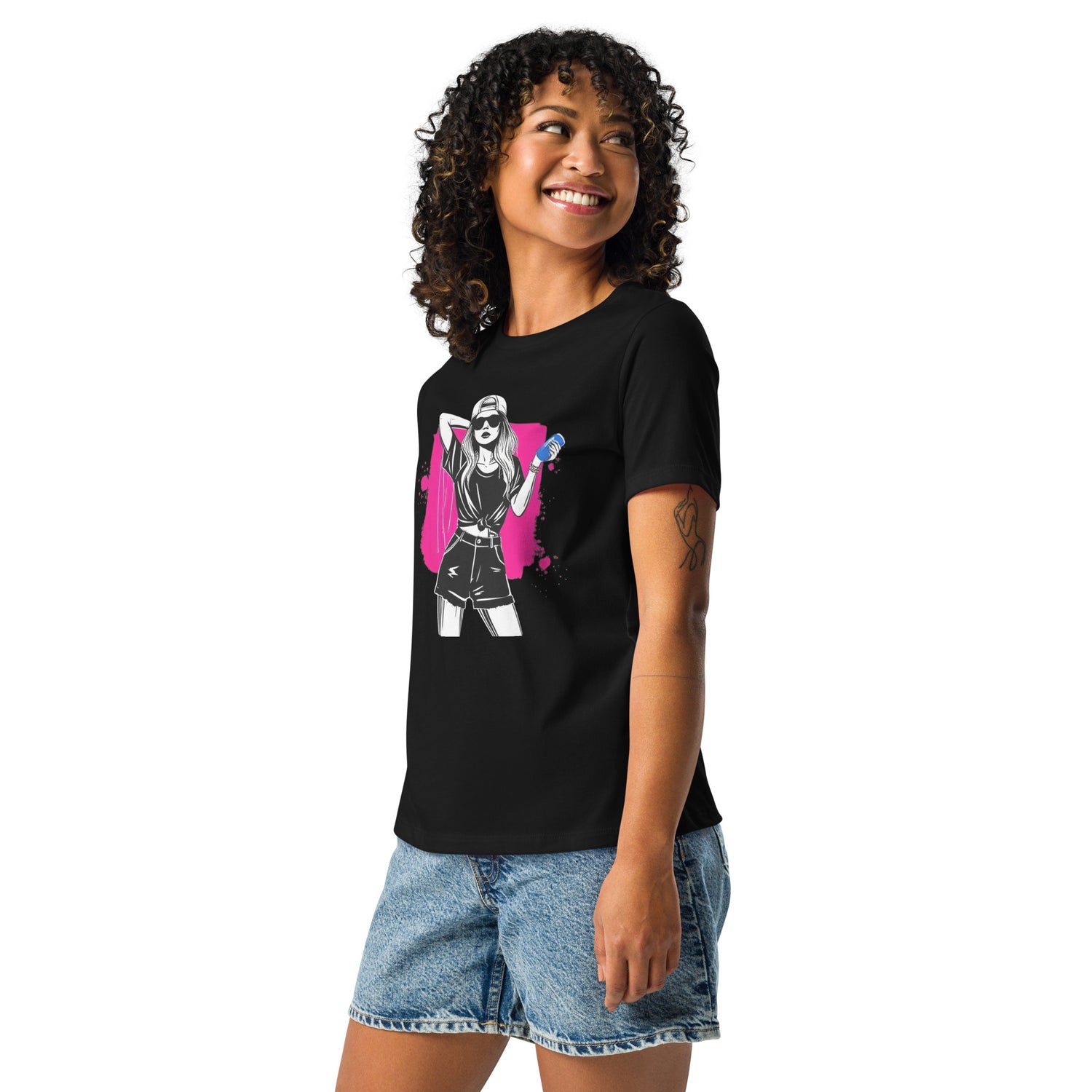 Camiseta MILLE Ink Riot de color negro con diseño de chica urbana sobre mancha de tinta fucsia. Vista del perfil izquierdo con modelo.