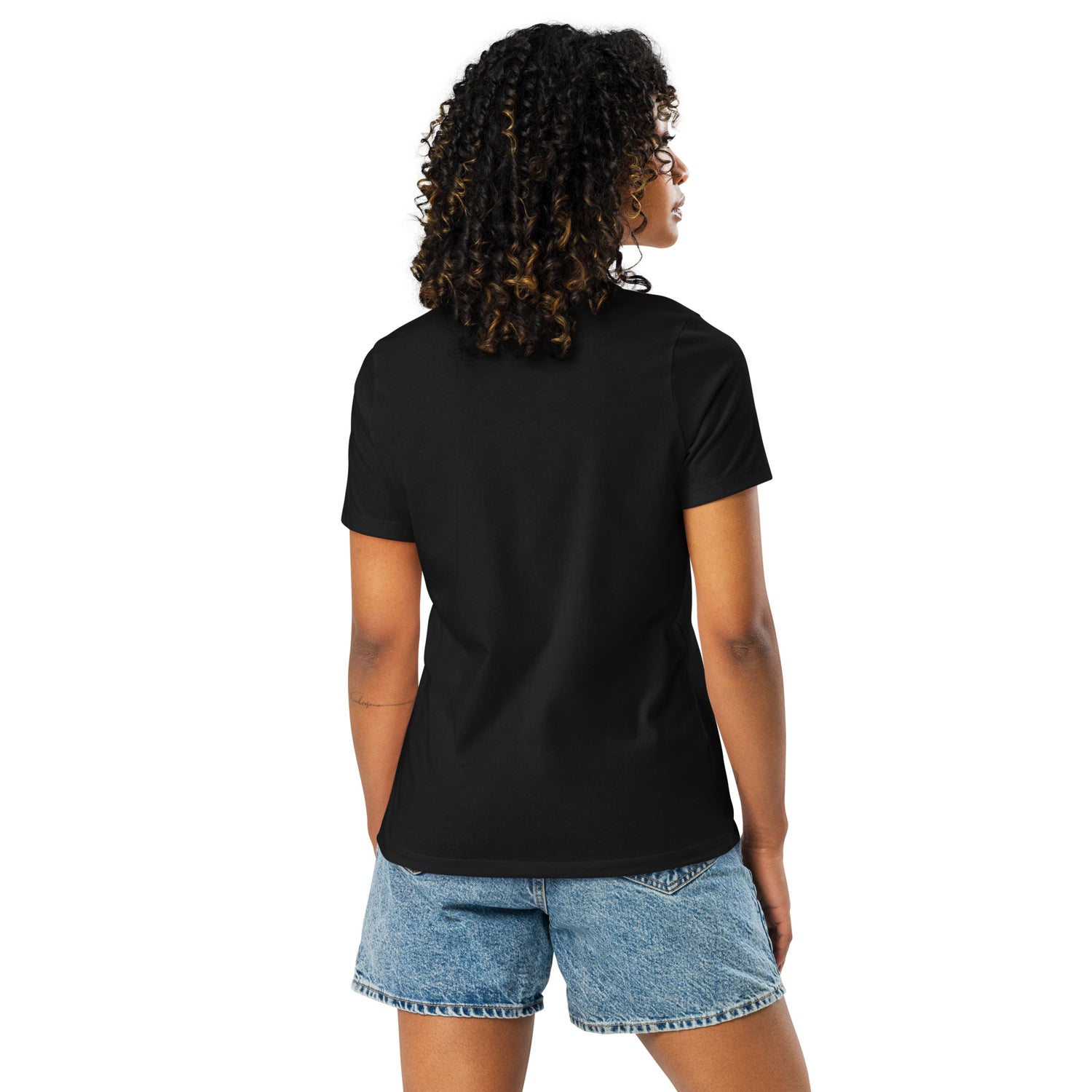 Camiseta MILLE Ink Riot de color negro. Vista trasera con modelo de cuerpo entero.