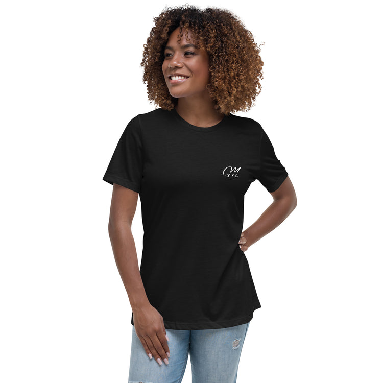 Camiseta MILLE KALI de color negro con logo M minimalista en el pecho. Vista frontal con modelo.