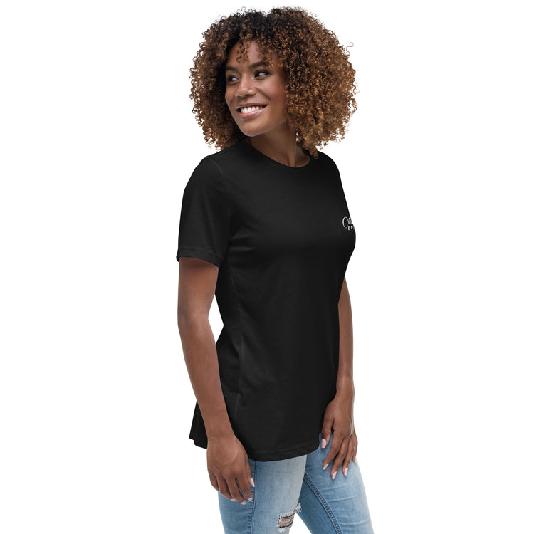 Camiseta MILLE KALI de color negro con logo M minimalista en el pecho. Vista del perfil derecho con modelo sonriendo.