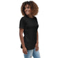 Camiseta MILLE KALI de color negro con logo M minimalista en el pecho. Vista del perfil derecho con modelo sonriendo.