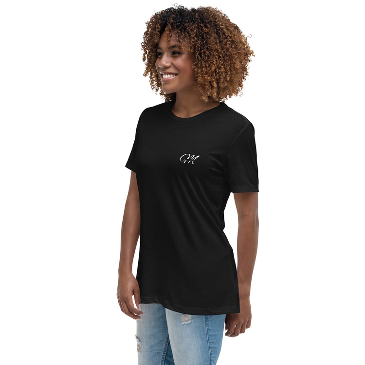 Camiseta MILLE KALI de color negro con logo M minimalista en el pecho. Vista del perfil izquierdo con modelo sonriendo.