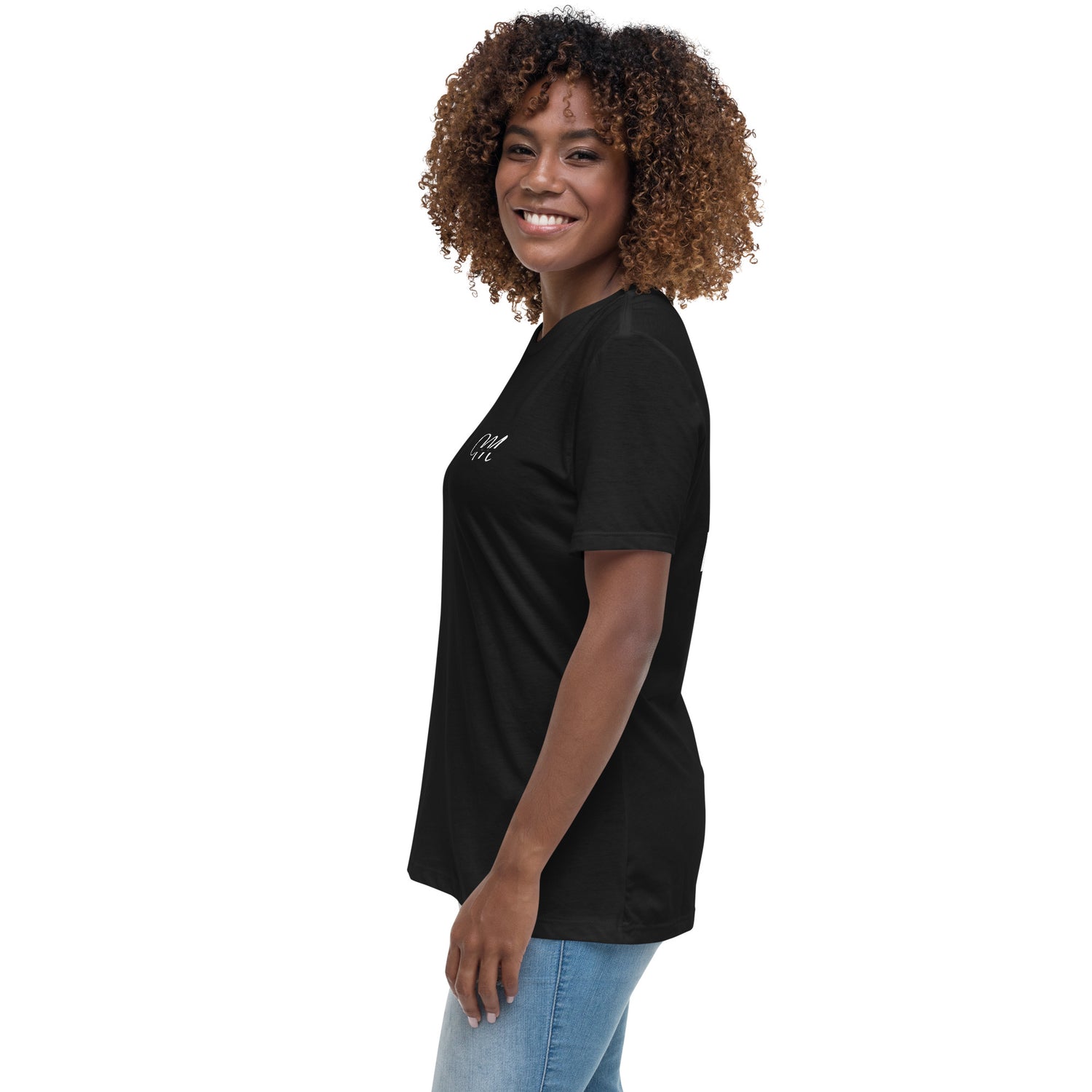 Camiseta MILLE KALI de color negro con logo M minimalista en el pecho. Vista del perfil izquierdo con modelo.