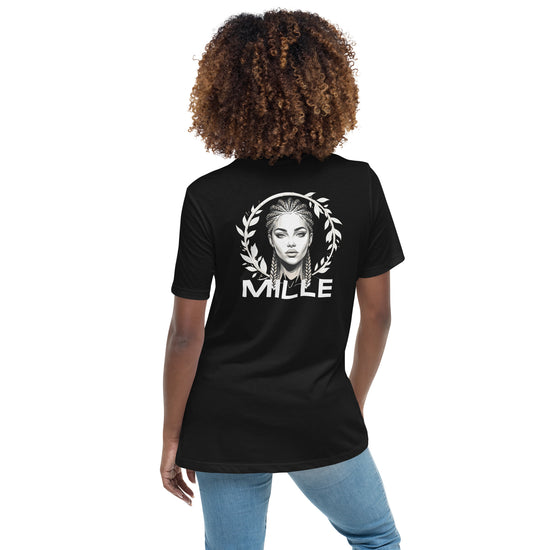 Camiseta MILLE KALI de color negro con diseño de mujer con corona de laureles en la espalda. Vista trasera con modelo.