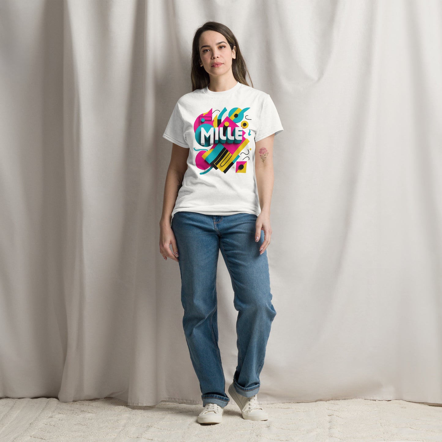 Camiseta MILLE ARCADE Tee de color blanco con diseño gráfico vibrante. Vista frontal de modelo femenino de cuerpo completo.