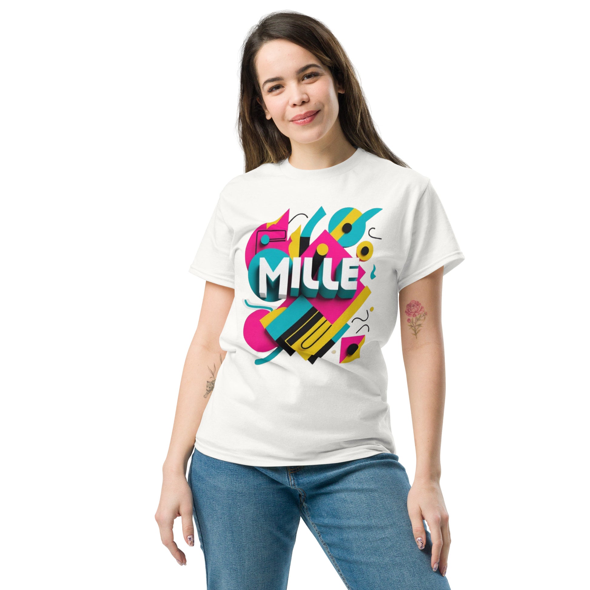 Camiseta MILLE ARCADE Tee de color blanco con diseño gráfico vibrante. Vista frontal en modelo femenino.