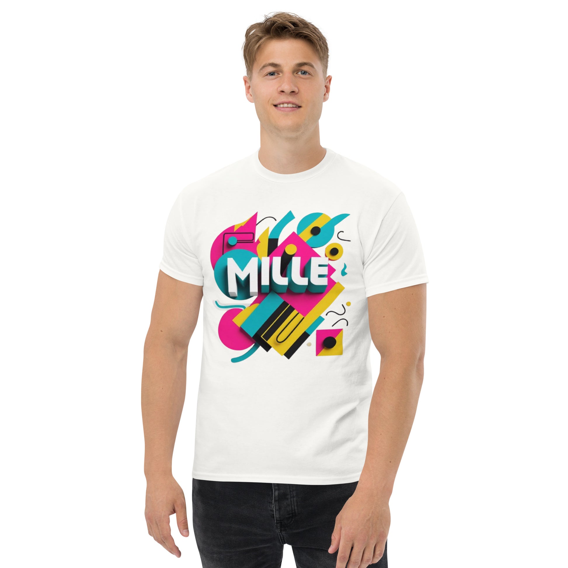 Camiseta MILLE ARCADE Tee de color blanco con diseño gráfico vibrante. Vista frontal en modelo masculino con pose casual.