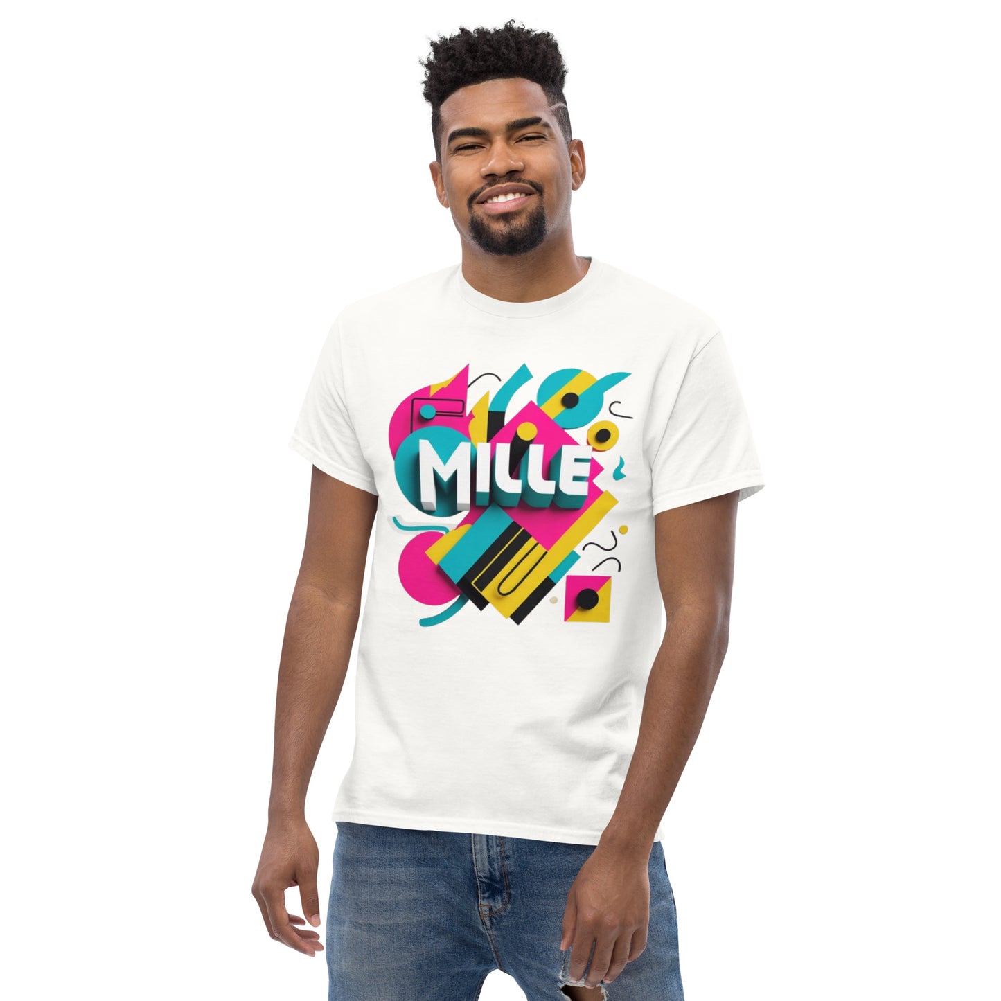 Camiseta MILLE ARCADE Tee de color blanco con diseño gráfico vibrante. Vista frontal en modelo masculino.