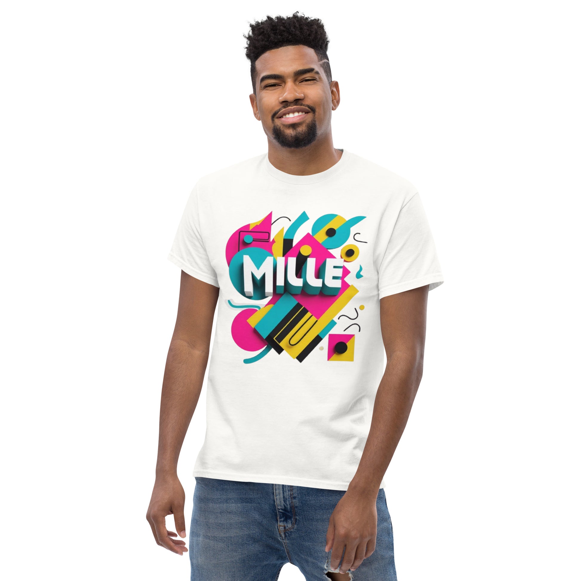 Camiseta MILLE ARCADE Tee de color blanco con diseño gráfico vibrante. Vista frontal en modelo masculino.