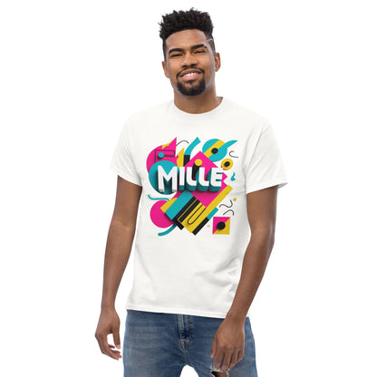 Camiseta MILLE ARCADE Tee de color blanco con diseño gráfico vibrante. Vista frontal en modelo masculino.
