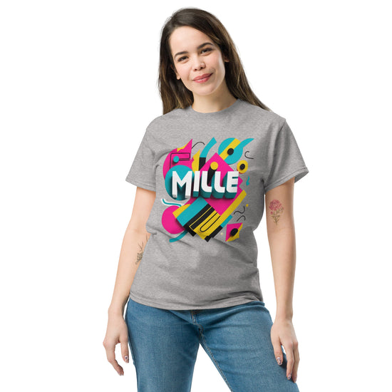 Camiseta MILLE ARCADE Tee de color gris sport con diseño gráfico vibrante. Vista frontal en modelo con pose relajada.