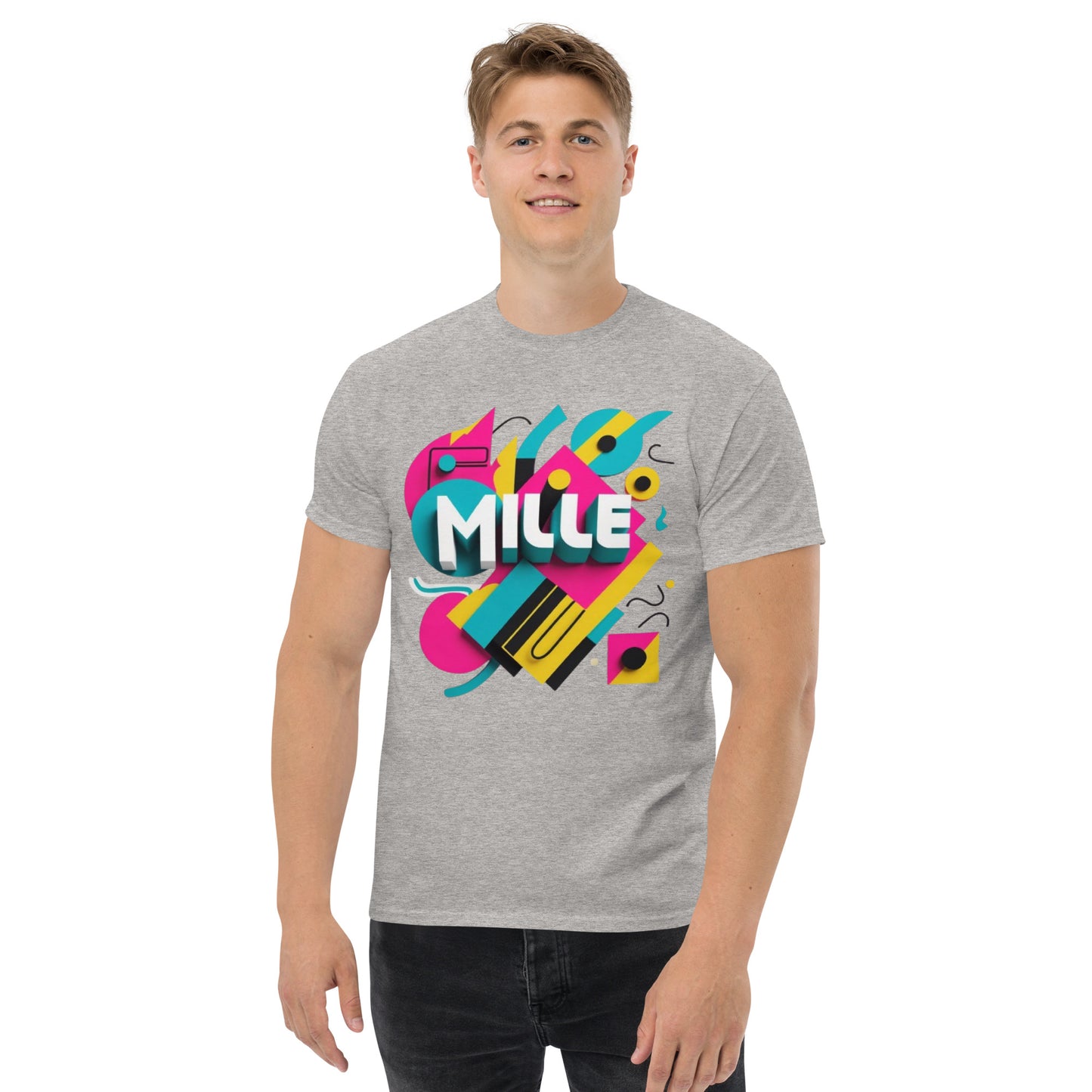 Camiseta MILLE ARCADE Tee de color gris sport con diseño gráfico vibrante. Vista frontal en modelo masculino.