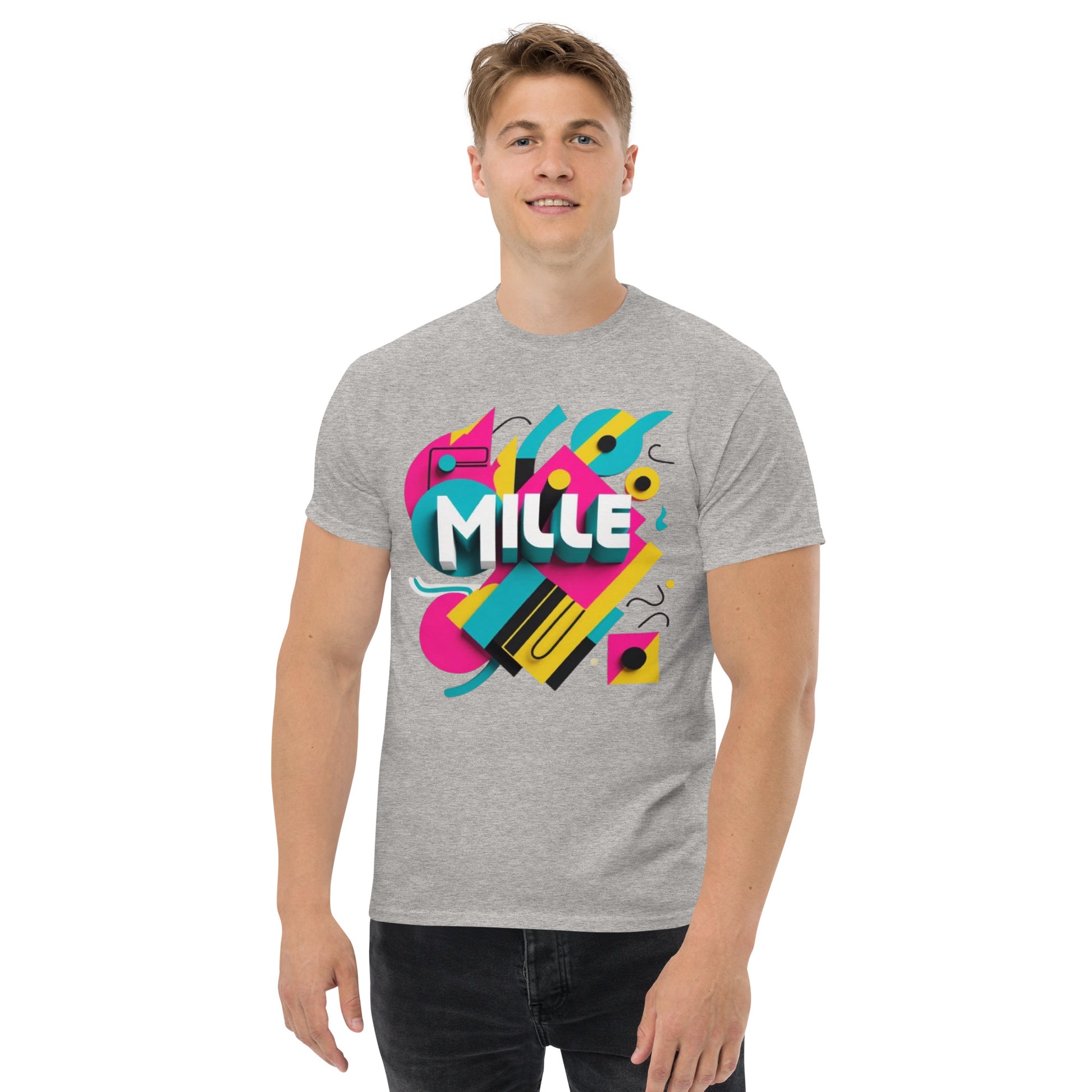 Camiseta MILLE ARCADE Tee de color gris sport con diseño gráfico vibrante. Vista frontal en modelo masculino.