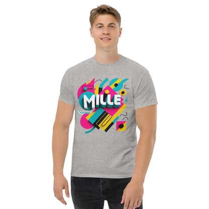 Camiseta MILLE ARCADE Tee de color gris sport con diseño gráfico vibrante. Vista frontal en modelo masculino.