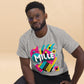 Camiseta MILLE ARCADE Tee de color gris sport con diseño gráfico vibrante. Vista frontal de modelo sentado con gafas.
