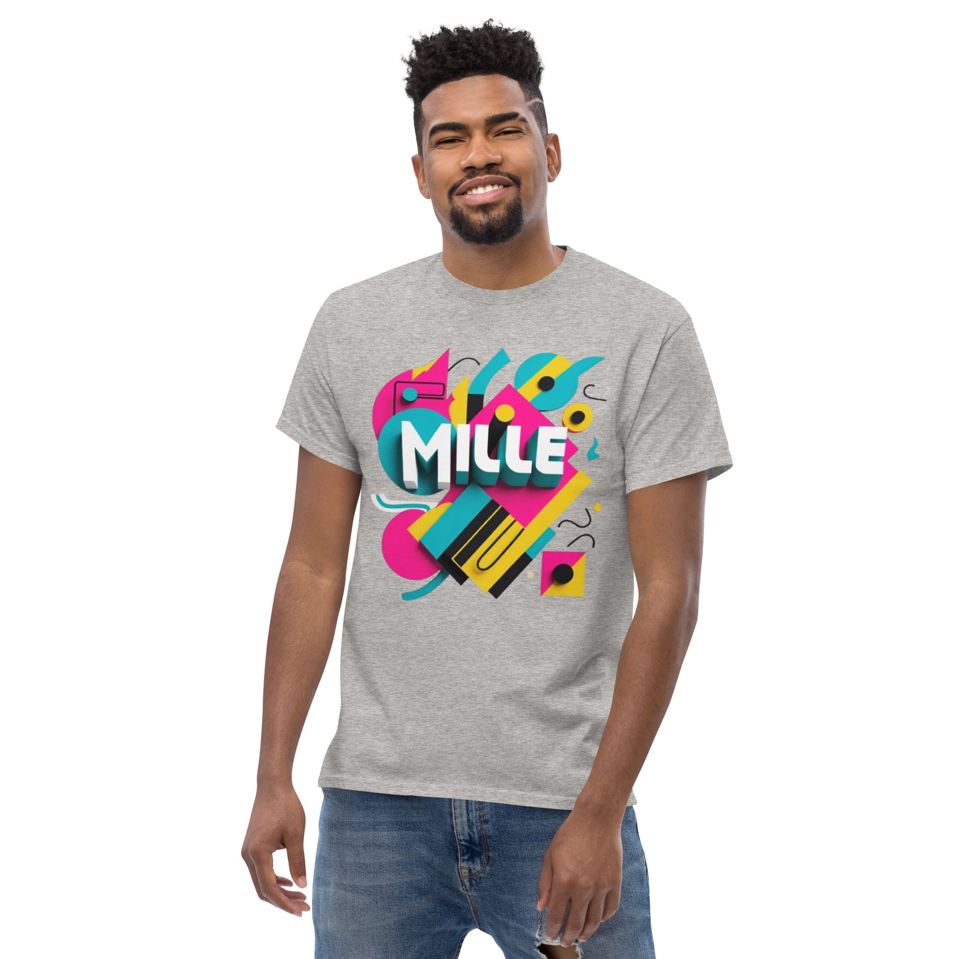 Camiseta MILLE ARCADE Tee de color gris sport con diseño gráfico vibrante. Vista frontal de modelo sonriendo.