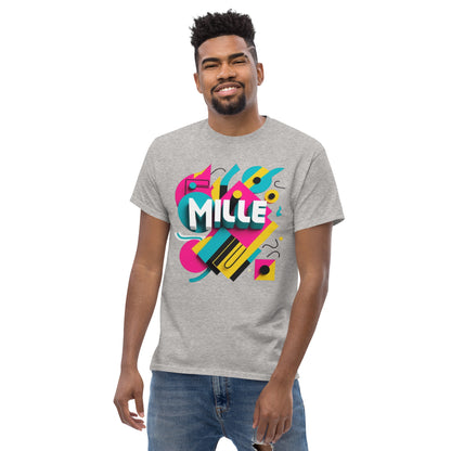 Camiseta MILLE ARCADE Tee de color gris sport con diseño gráfico vibrante. Vista frontal de modelo sonriendo.