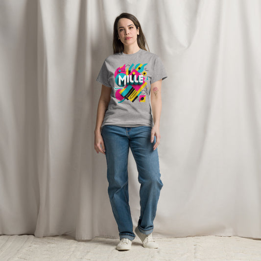 Camiseta MILLE ARCADE Tee de color gris sport con diseño gráfico vibrante. Vista frontal en modelo.