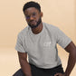 Camiseta MILLE Esencia Clásica de color gris sport con logo MILLE blanco en el pecho. Vista frontal de modelo sentado con gafas.