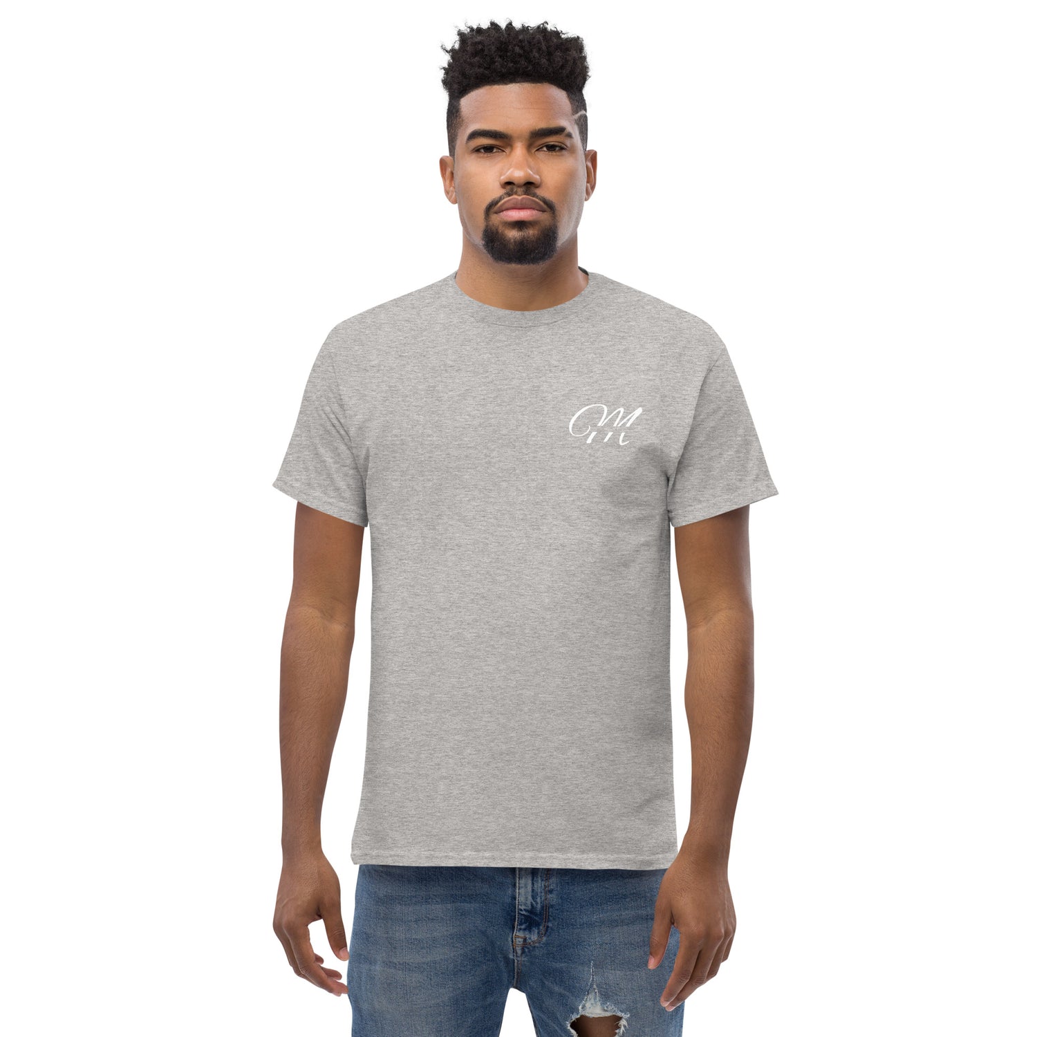 Camiseta MILLE Esencia Clásica de color gris sport con logo MILLE blanco en el pecho. Vista frontal de modelo con expresión seria.