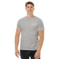 Camiseta MILLE Esencia Clásica de color gris sport con logo MILLE blanco en el pecho. Vista frontal de modelo sonriente.