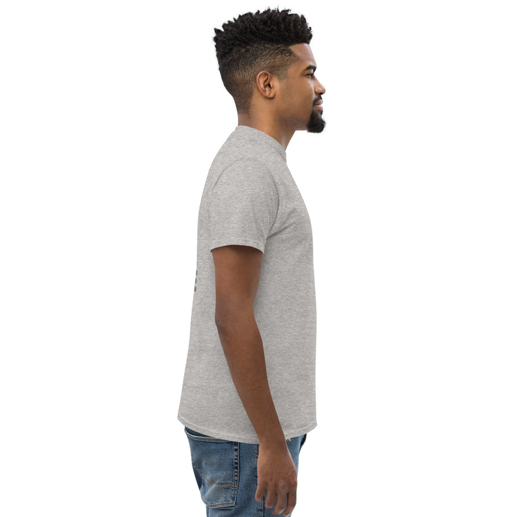 Camiseta MILLE Esencia Clásica de color gris sport con diseño de texto MILLE en la espalda. Vista lateral trasera de modelo.