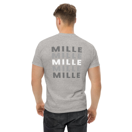 Camiseta MILLE Esencia Clásica de color gris sport con diseño de texto MILLE repetido en gris en la espalda. Vista trasera de modelo.