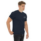 Camiseta MILLE Esencia Clásica de color marino con logo MILLE blanco en el pecho. Vista frontal ligeramente lateral de modelo con mano en el bolsillo.