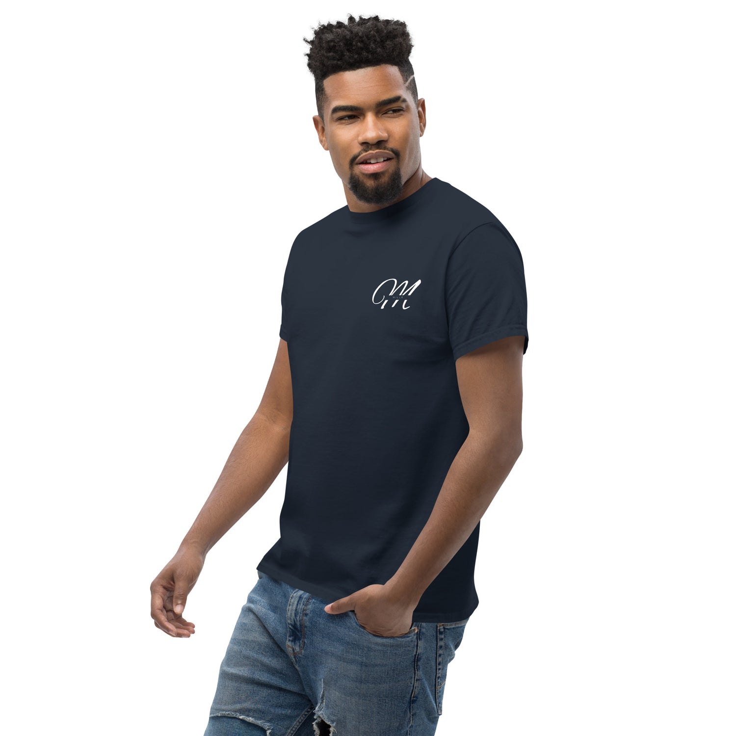 Camiseta MILLE Esencia Clásica de color marino con logo MILLE blanco en el pecho. Vista frontal ligeramente angulada de modelo.
