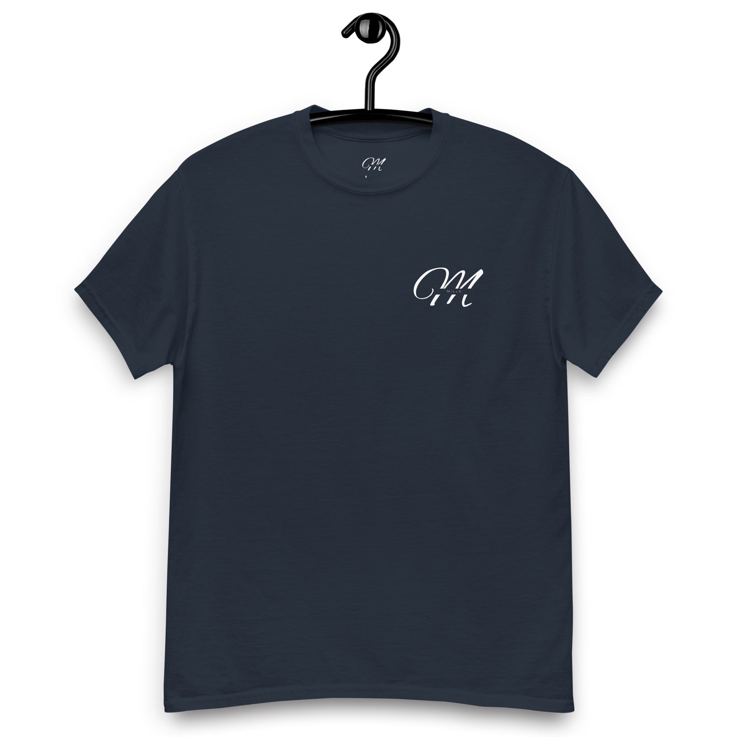 Camiseta MILLE Esencia Clásica de color marino con logo MILLE blanco en el pecho. Vista frontal de la prenda en percha.
