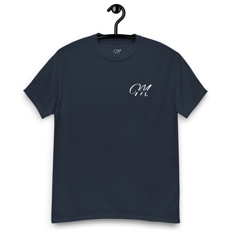 Camiseta MILLE Esencia Clásica de color marino con logo MILLE blanco en el pecho. Vista frontal de la prenda en percha.