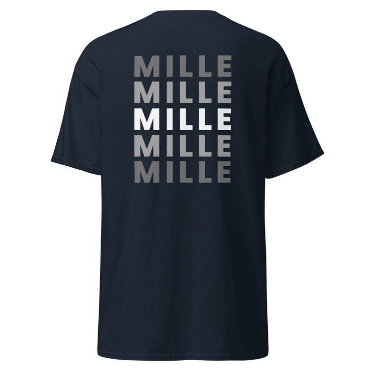 Camiseta MILLE Esencia Clásica de color marino, vista trasera cercana mostrando el diseño de texto MILLE repetido en gris.