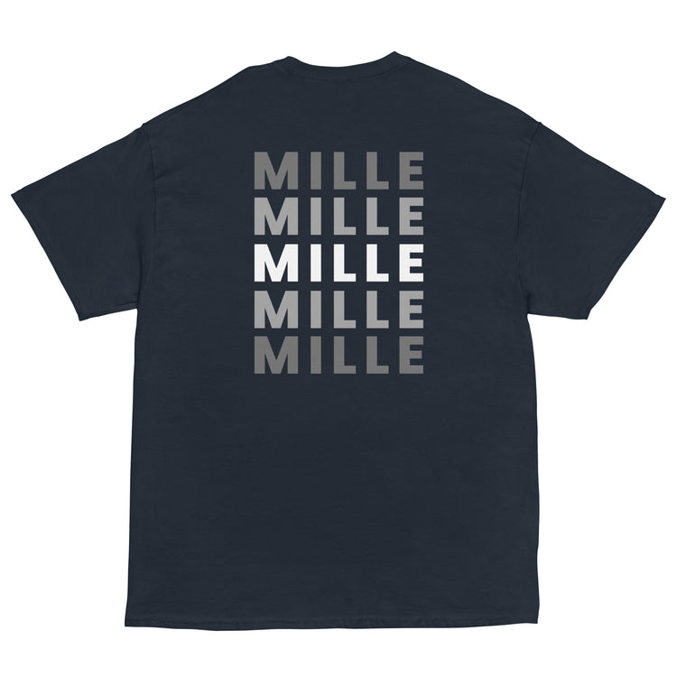 Camiseta MILLE Esencia Clásica de color marino, vista trasera mostrando el diseño de texto MILLE repetido en gris.