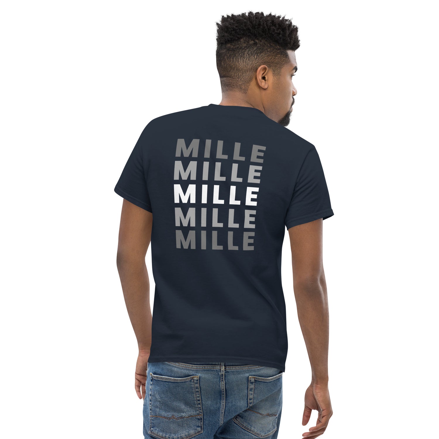 Camiseta MILLE Esencia Clásica de color marino con diseño de texto MILLE repetido en la espalda. Vista trasera en modelo.
