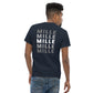 Camiseta MILLE Esencia Clásica de color marino con diseño de texto MILLE repetido en la espalda. Vista trasera en modelo.