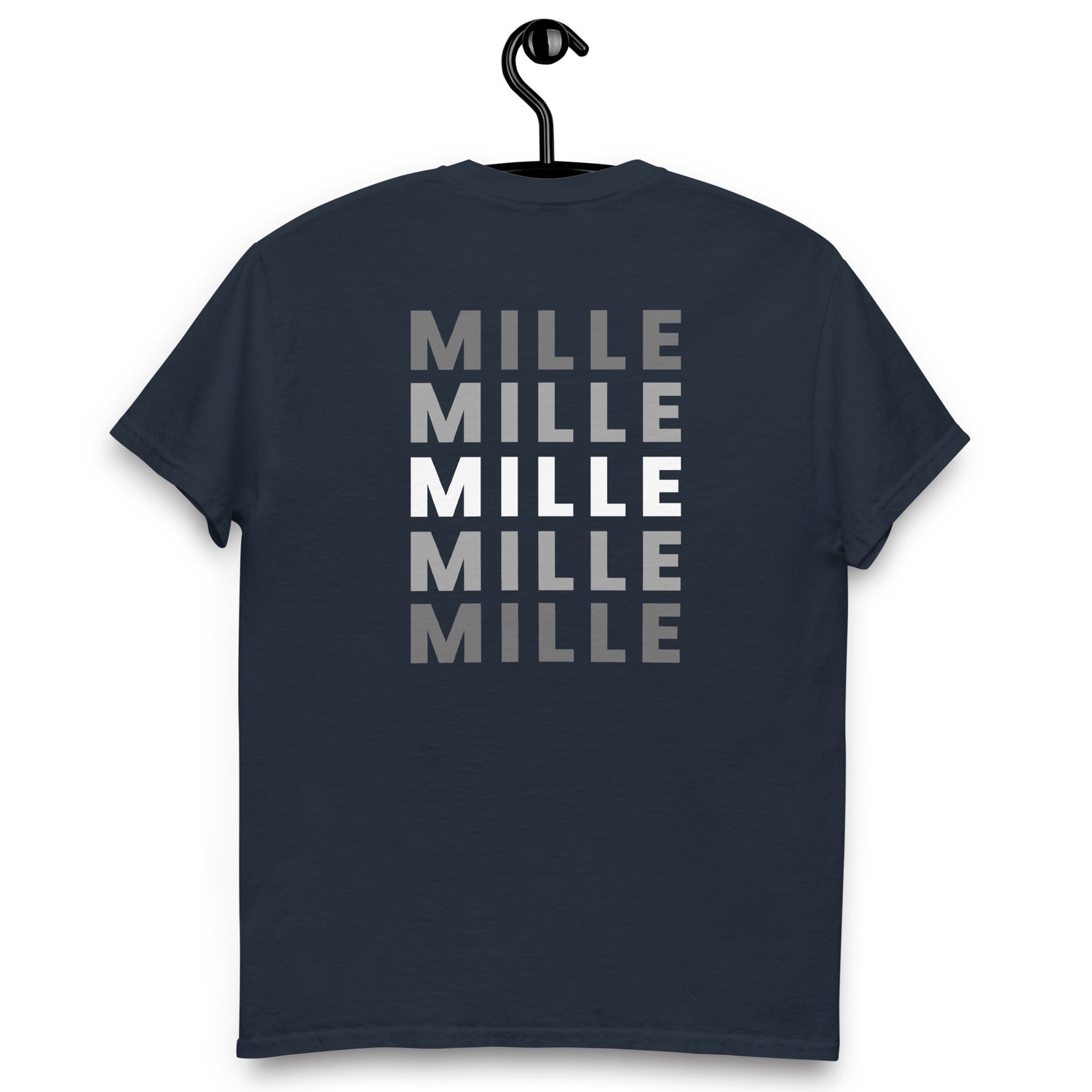 Camiseta MILLE Esencia Clásica de color marino con diseño de texto MILLE repetido en la espalda. Vista trasera de la prenda en percha.
