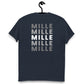 Camiseta MILLE Esencia Clásica de color marino con diseño de texto MILLE repetido en la espalda. Vista trasera de la prenda en percha.