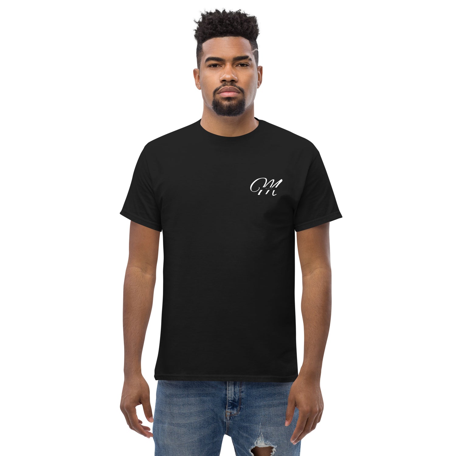 Camiseta MILLE Esencia Clásica de color negro con logo MILLE blanco en el pecho. Vista frontal de modelo con expresión seria.