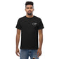 Camiseta MILLE Esencia Clásica de color negro con logo MILLE blanco en el pecho. Vista frontal de modelo con expresión seria.