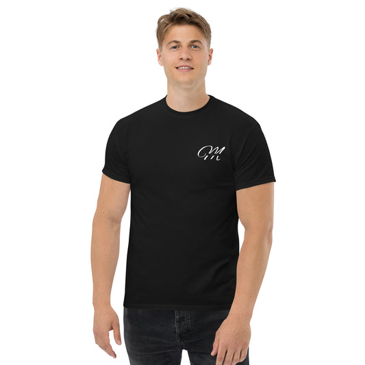 Camiseta MILLE Esencia Clásica de color negro con logo MILLE blanco en el pecho. Vista frontal en modelo.