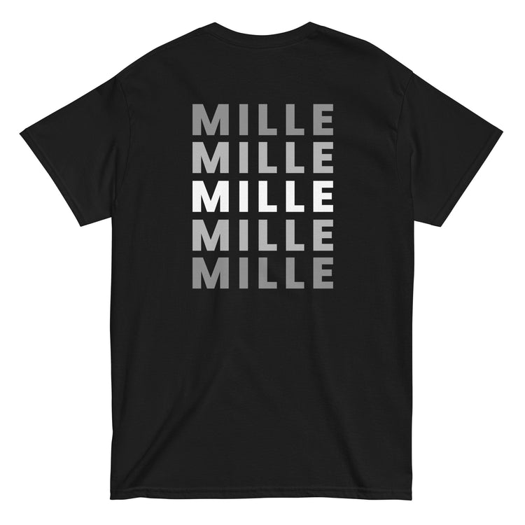 Camiseta MILLE Esencia Clásica de color negro, vista trasera mostrando el diseño de texto MILLE repetido en gris.
