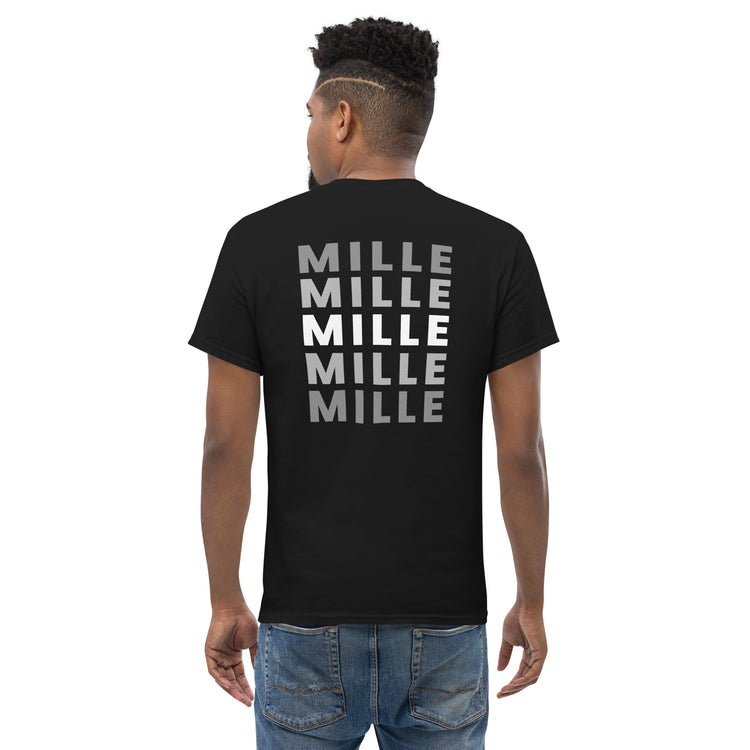Camiseta MILLE Esencia Clásica de color negro con diseño de texto MILLE repetido en la espalda. Vista trasera en modelo con jeans.